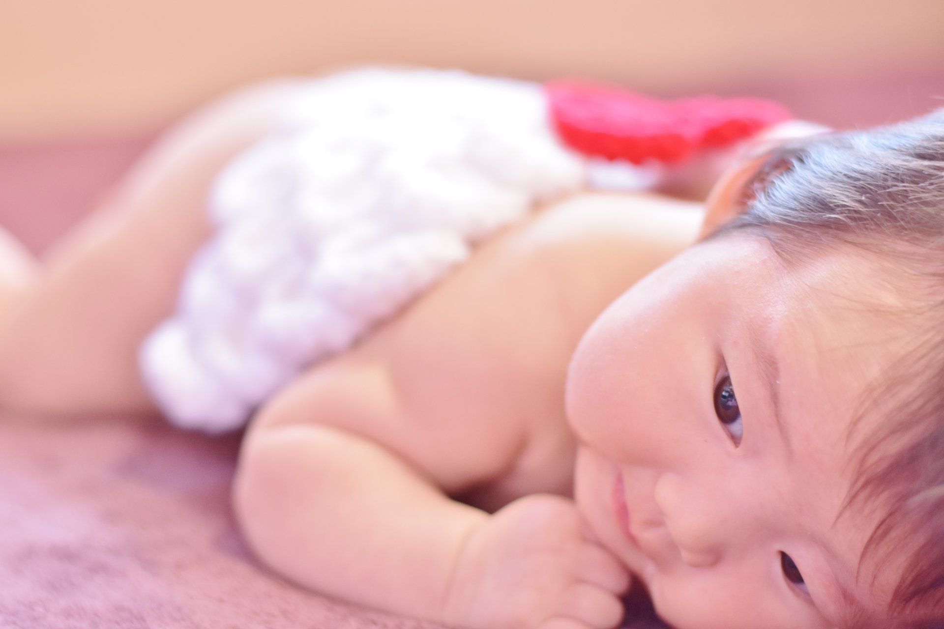 生後2ヶ月の赤ちゃんの特徴とは？成長の状況や育児の悩み・対策がわかる