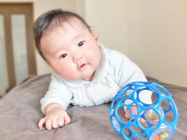 生後4ヶ月の赤ちゃんの特徴とは？成長の状況や育児の悩み・対策を解説！